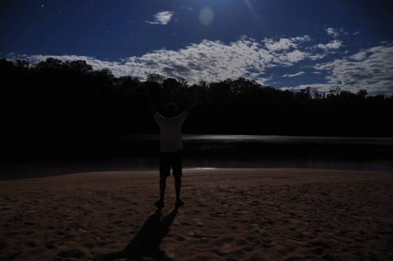 Noite clara de lua cheia, na Prainha do Rio Novo, no Jalapão - TO